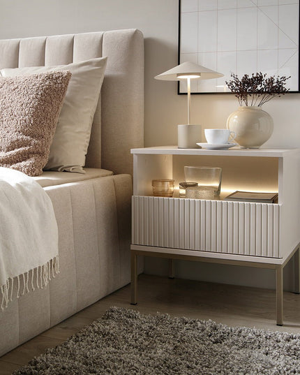 Mona yöpöytä LED‑valolla - #KalusteDuo_#Huonekaluliike_yöpöytä